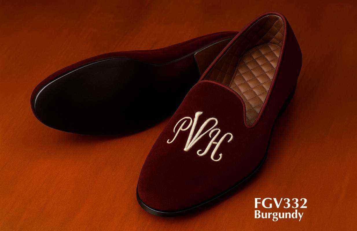 Chaussons en velours bordeaux avec initiales PVH