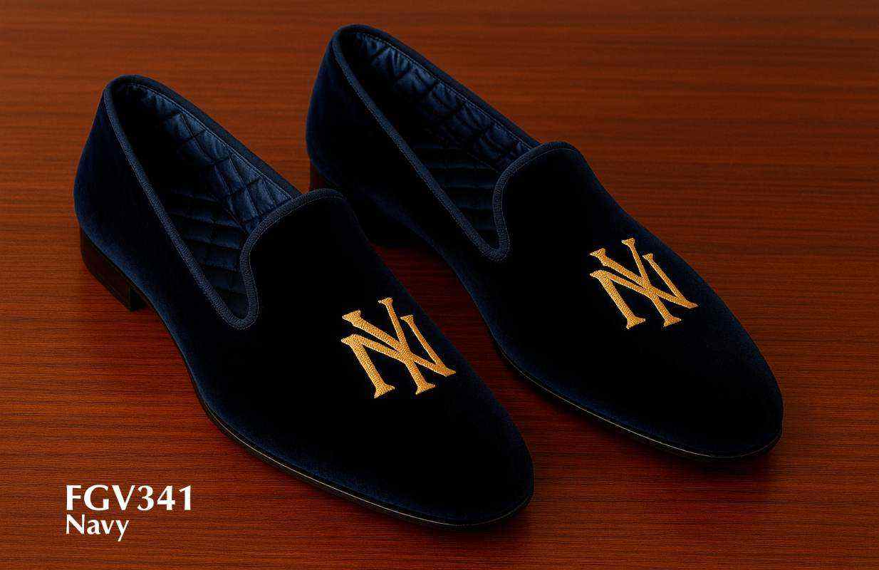 Chaussons en velours bleu marine avec initiales NY