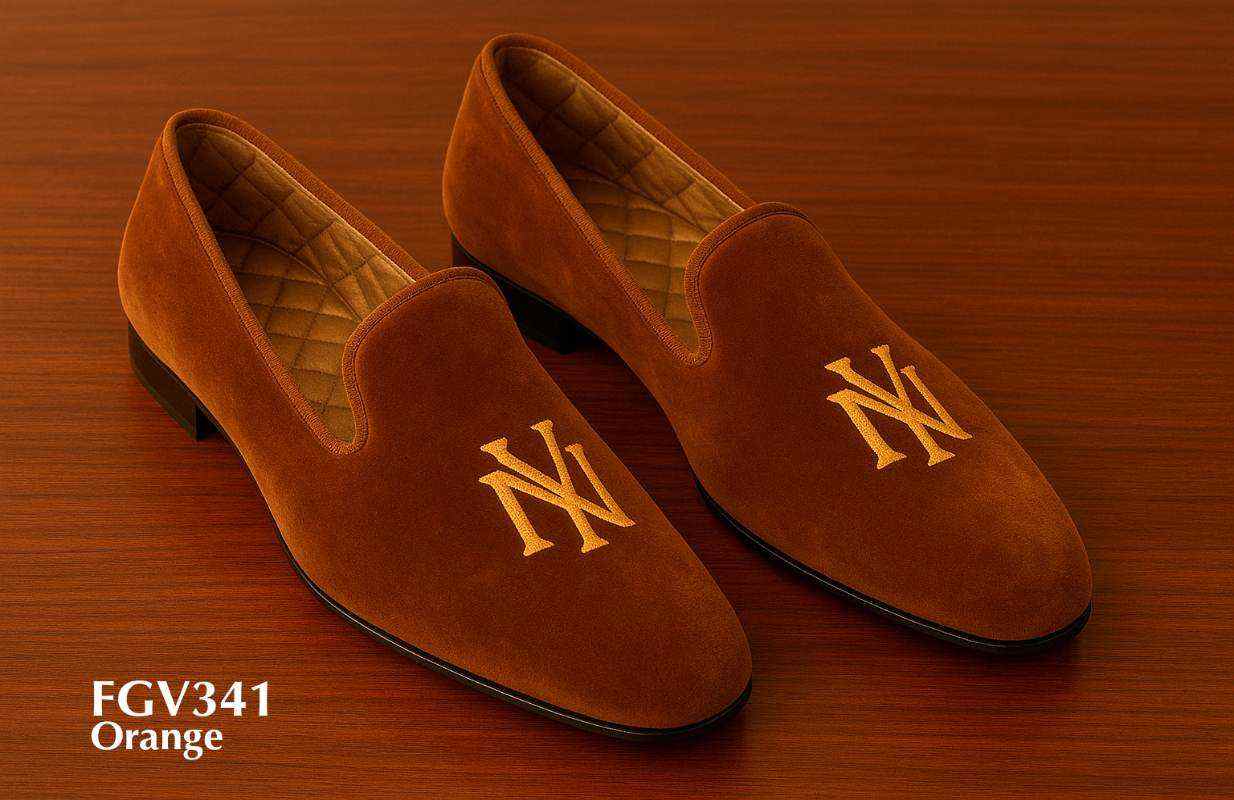 Chaussons en velours orange avec monogramme NY