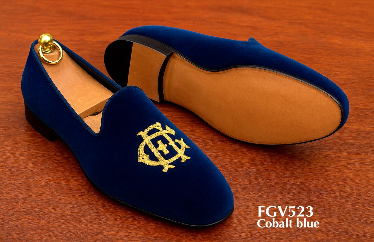Chaussons en velours bleu cobalt avec initiales dorées