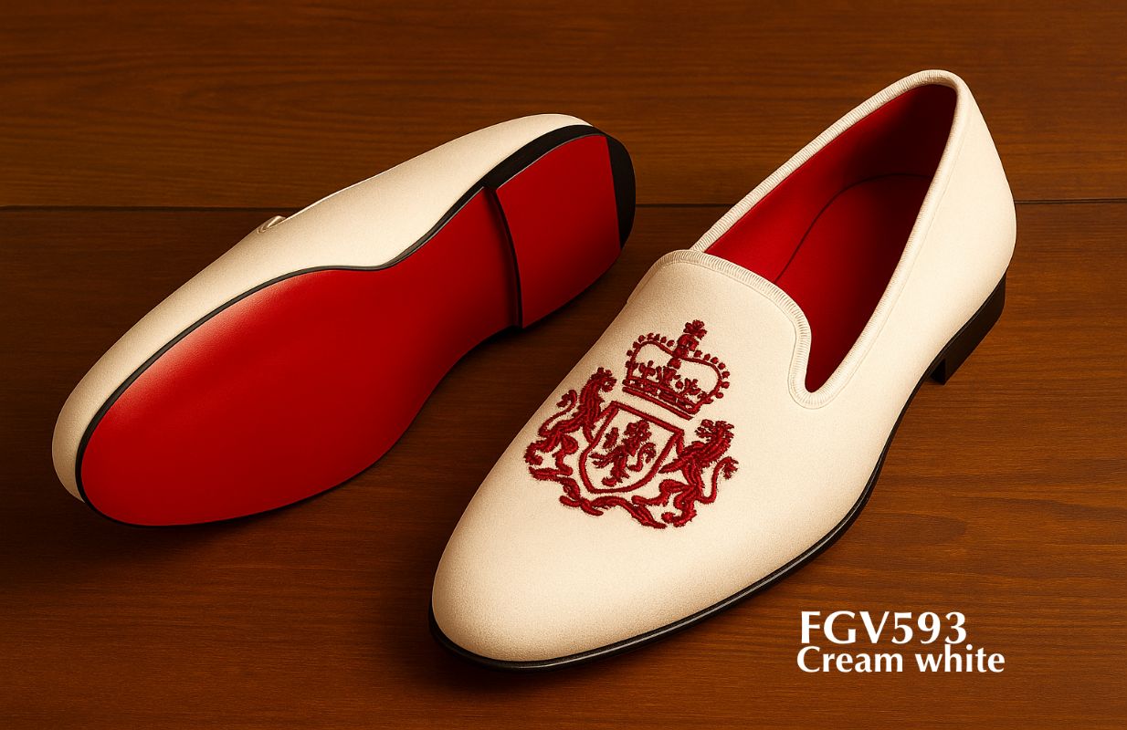 Chaussons en velours blancs avec blason rouge familial