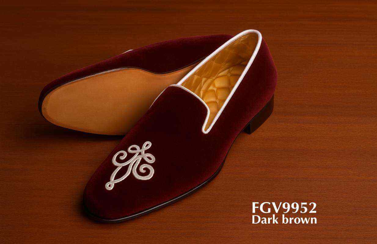 Chaussons en velours marron foncé avec logo personnalisé