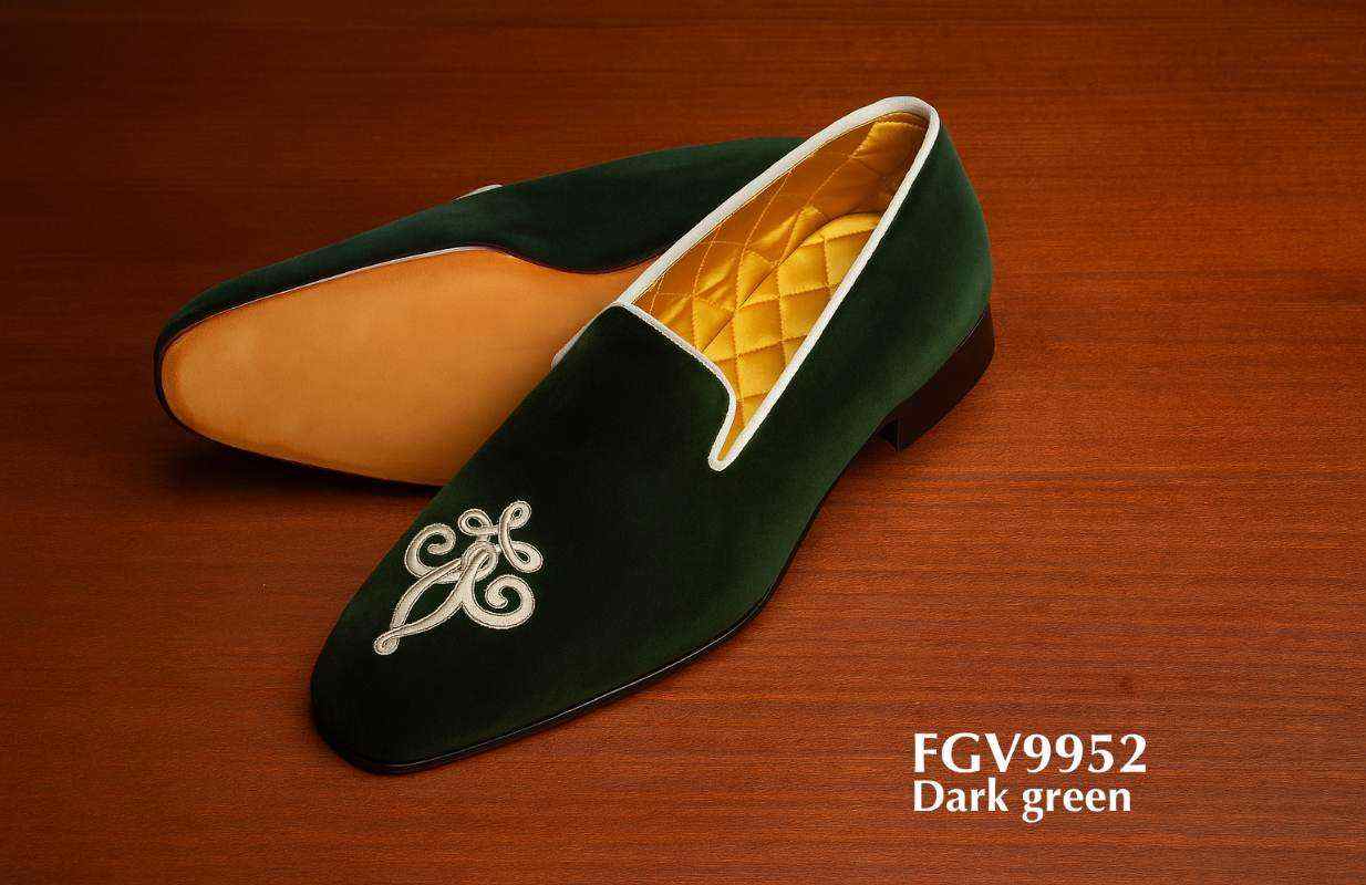 Chaussons en velours vert foncé avec logo personnalisé