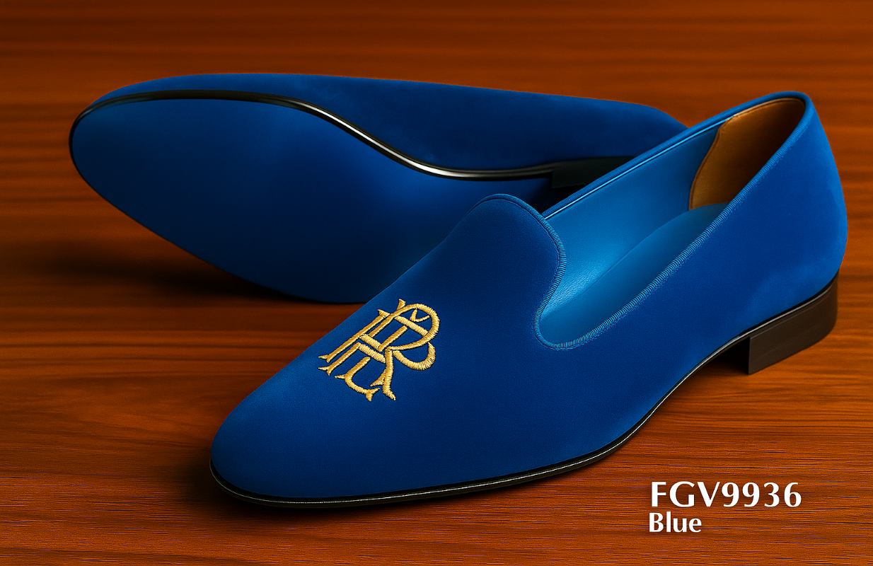 Chaussons en velours bleus brodés avec initiales