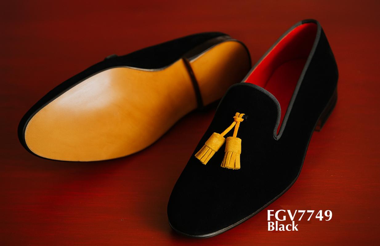 chaussons jaunes en velours avec pompon