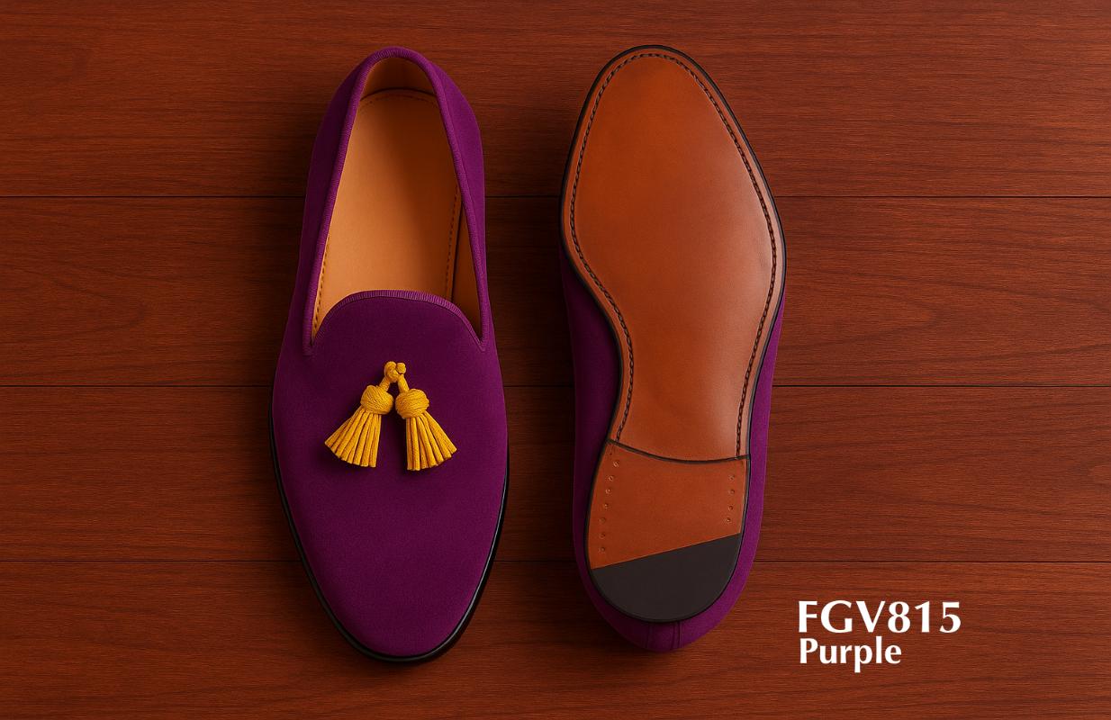 chaussons violet avec pompon jaune